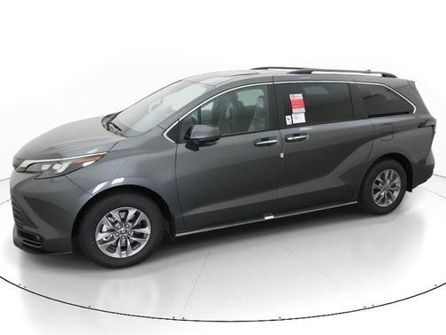 2025 Toyota Sienna XLE 8 Passenger