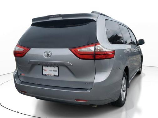2018 Toyota Sienna LE