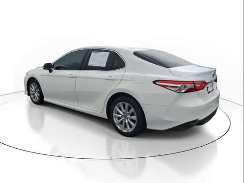 Super White 2018 Toyota Camry LE