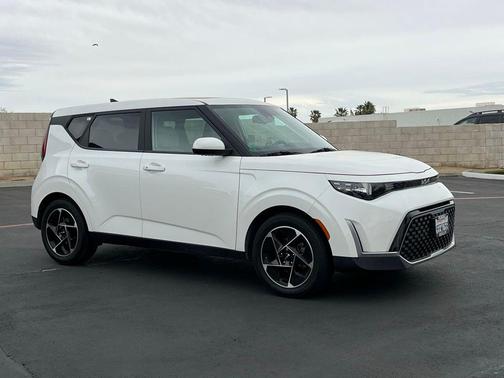 Snow White Pearl 2023 Kia Soul EX