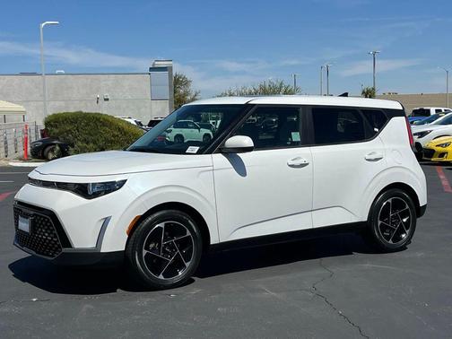 Snow White Pearl 2023 Kia Soul EX