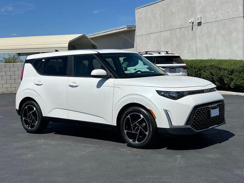 Snow White Pearl 2023 Kia Soul EX