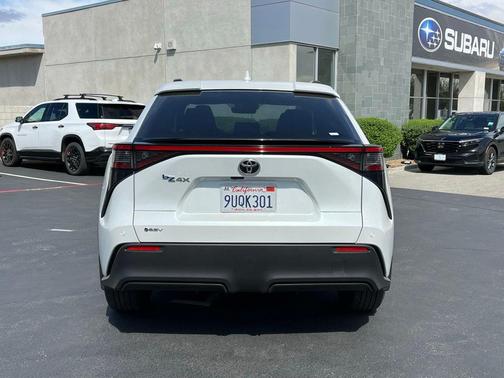 Wind Chill Pearl 2025 Toyota bZ4X XLE