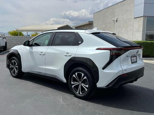 Wind Chill Pearl 2025 Toyota bZ4X XLE