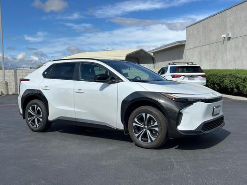 Wind Chill Pearl 2025 Toyota bZ4X XLE