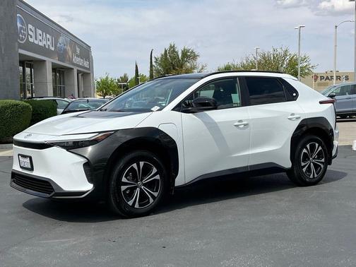 Wind Chill Pearl 2025 Toyota bZ4X XLE