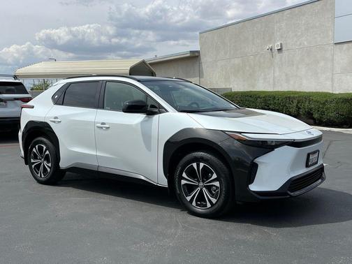 Wind Chill Pearl 2025 Toyota bZ4X XLE