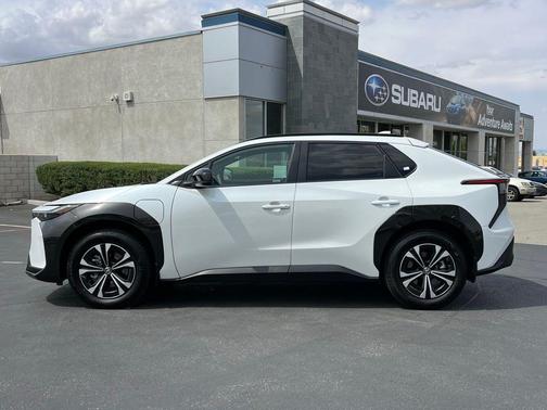 Wind Chill Pearl 2025 Toyota bZ4X XLE