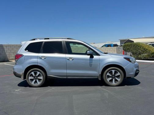 Ice Silver Metallic 2018 Subaru Forester 2.5i Limited