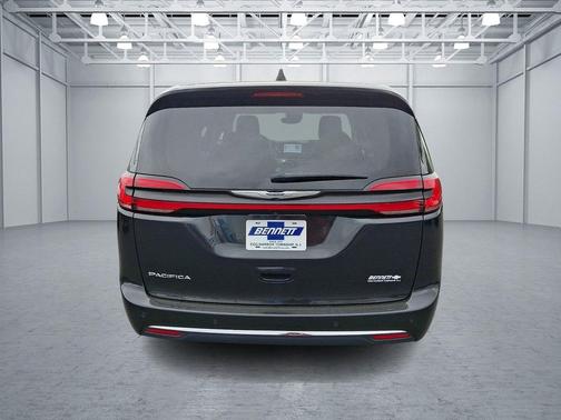 Brilliant Black Crystal Pearlcoat 2023 Chrysler Pacifica Touring L
