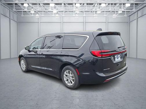 Brilliant Black Crystal Pearlcoat 2023 Chrysler Pacifica Touring L