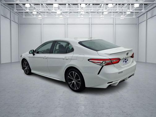 Super White 2020 Toyota Camry SE