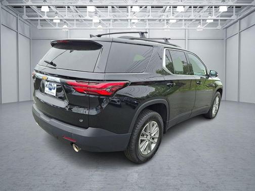 Mosaic Black Metallic 2023 Chevrolet Traverse LT Cloth