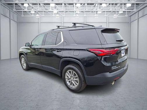 Mosaic Black Metallic 2023 Chevrolet Traverse LT Cloth