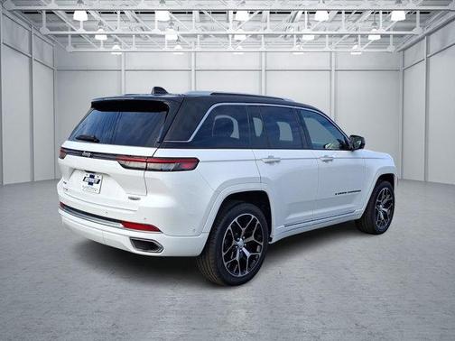 2022 Jeep Grand Cherokee Summit