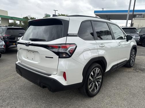 Crystal White Pearl 2025 Subaru Forester Touring