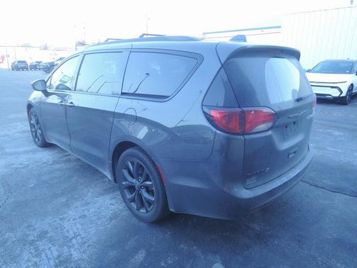 2020 Chrysler Pacifica Touring-L