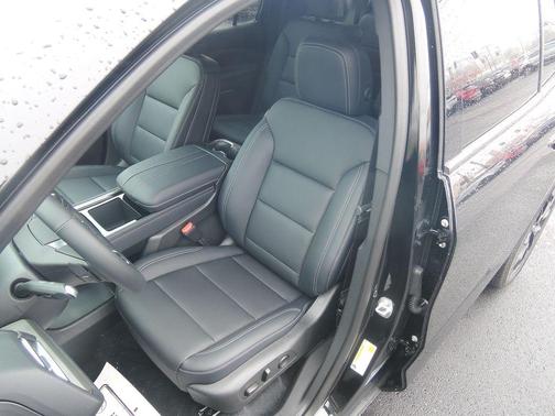 Mosaic Black Metallic 2026 Chevrolet Traverse LT