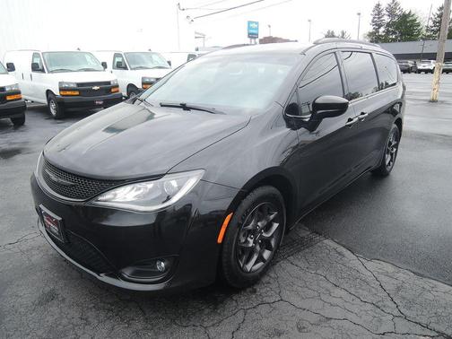 Brilliant Black Crystal Pearlcoat 2018 Chrysler Pacifica Touring-L