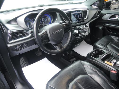 Brilliant Black Crystal Pearlcoat 2018 Chrysler Pacifica Touring-L