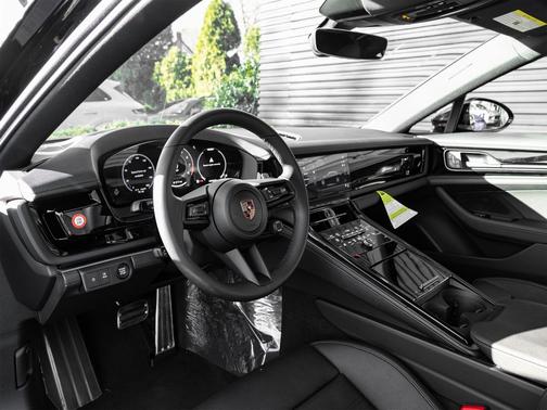 2026 Porsche Panamera 4