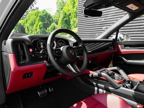2025 Porsche Cayenne GTS