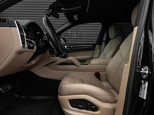 2023 Porsche Cayenne Platinum Edition