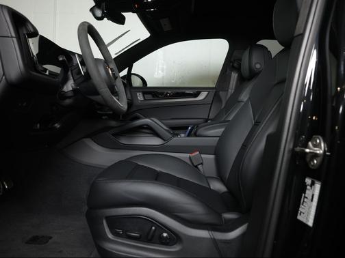 Chromite Black Metallic 2026 Porsche Cayenne GTS
