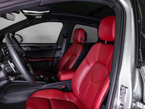 Dolomite Silver Metallic 2025 Porsche Macan Macan
