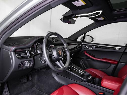 Dolomite Silver Metallic 2025 Porsche Macan Macan