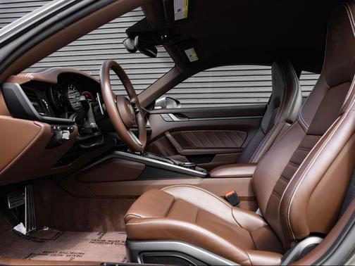 Aventurine Green Metallic 2024 Porsche 911 Carrera