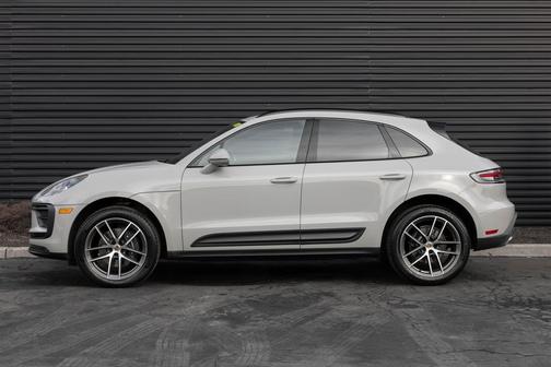2025 Porsche Macan Base