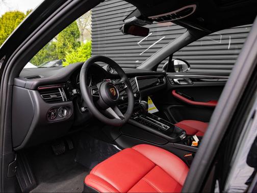 Jet Black Metallic 2026 Porsche Macan Macan