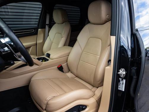 2023 Porsche Cayenne Platinum Edition