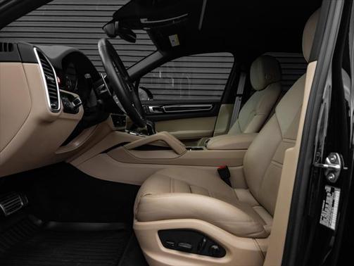 2023 Porsche Cayenne Platinum Edition