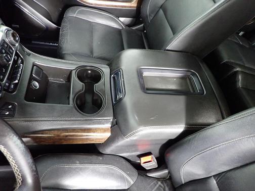 Silver Ice Metallic 2019 Chevrolet Suburban LT
