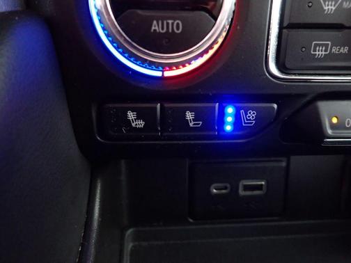 White Frost Tri-Coat 2022 GMC Yukon SLT