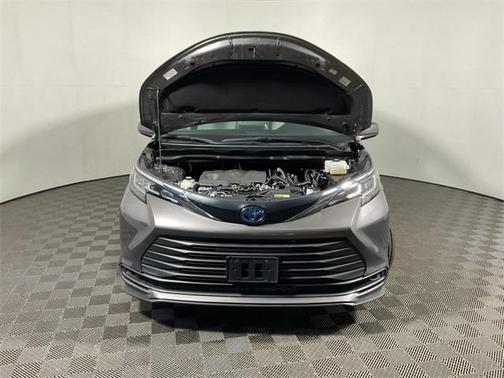 2022 Toyota Sienna LE