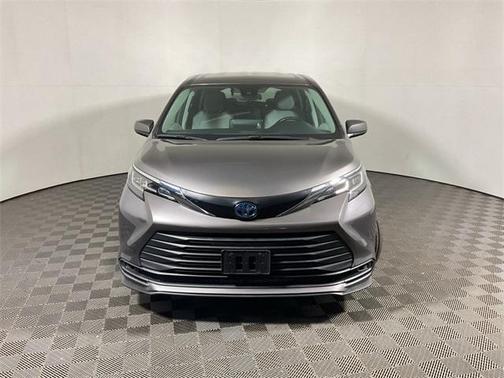 2022 Toyota Sienna LE