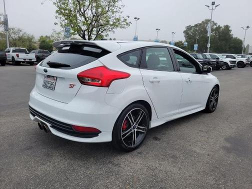 OXFORD WHITE 2017 Ford Focus BASE