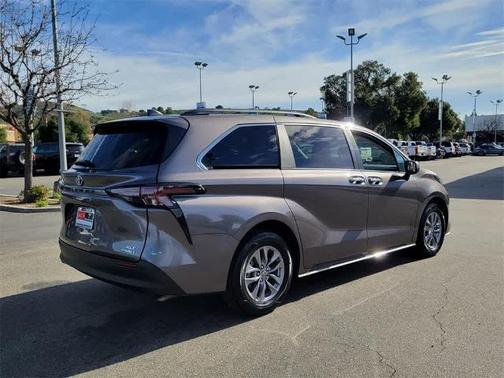 2024 Toyota Sienna XLE 8 PASSENGER