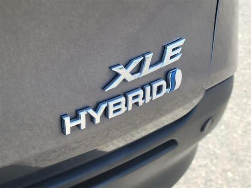 2024 Toyota Sienna XLE 8 PASSENGER