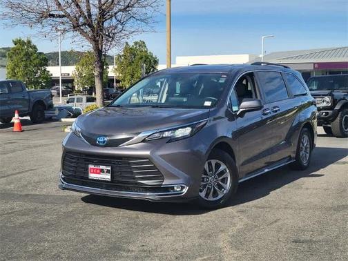 2024 Toyota Sienna XLE 8 PASSENGER