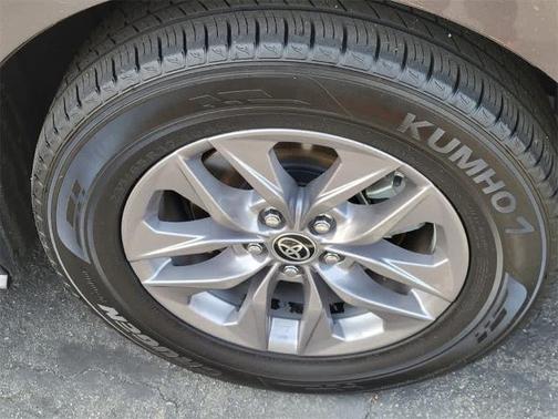 2024 Toyota Sienna XLE 8 PASSENGER