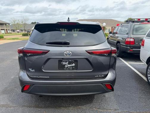 Gray 2024 Toyota Highlander LE