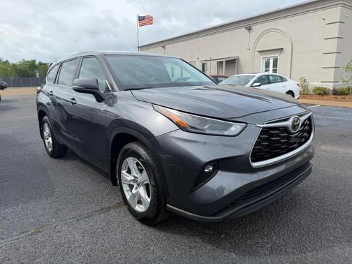 Gray 2024 Toyota Highlander LE