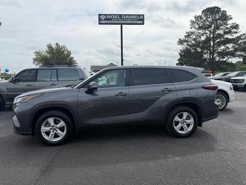 Gray 2024 Toyota Highlander LE