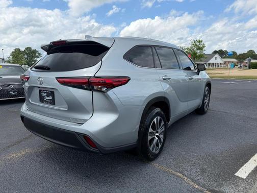 Silver 2021 Toyota Highlander XLE