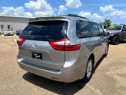 2018 Toyota Sienna LE