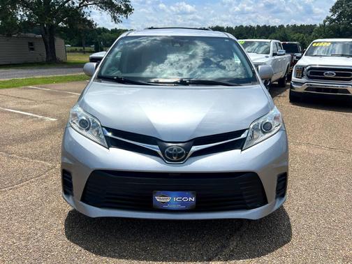 2018 Toyota Sienna LE